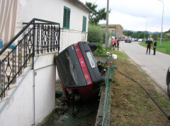 Incidente a Falerone: auto ribaltata e incendiata