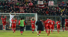 giocatori Ancona festeggiano la vittoria