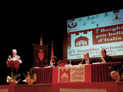 Il presidente della Regione, Spacca, con i sindaci di Corinaldo e Mondavio all’assemblea nazionale dei Borghi più belli d’Italia