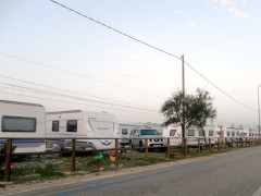 Roulotte abusivamente parcheggiate sul lungomare di Marina di Montemarciano