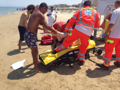 Operazione di salvamento di un bagnante a Senigallia per un malore in acqua