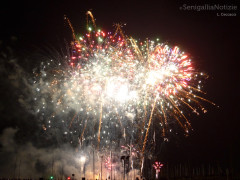 Lo spettacolo dei fuochi d'artificio continua a riscuotere successo a Senigallia