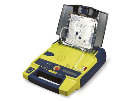 Un defibrillatore semiautomatico (DAE)
