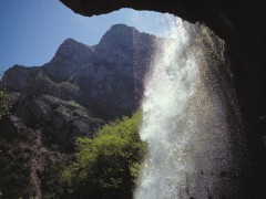 Una cascata e uno scorcio del Parco dei Monti Sibillini