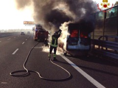 Incendio furgone sull'A14