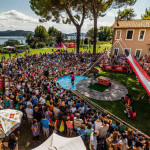 Il pubblico all'Isola Polvese per l'Isola di Einstein e le dimostrazioni dello staff di Fosforo, la festa della scienza di Senigallia