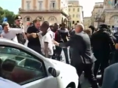 Un momento della protesta in via Cavour a Macerata