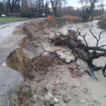 La strada mangiata dal fiume Misa in via Coppetto a Ostra