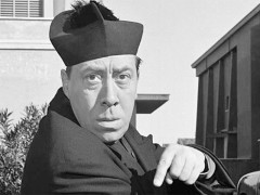 L'attore Fernandel, ovvero Fernand Joseph Desiré Contantin, nei panni di don Camillo
