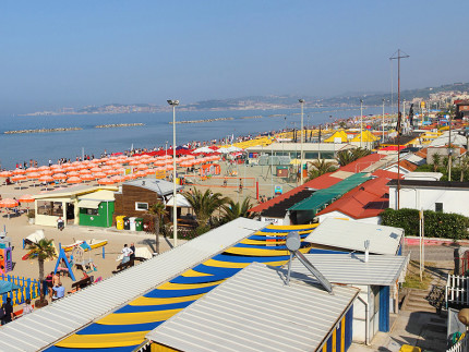 La spiaggia e gli stabilimenti balneari a Palombina di Ancona. Foto di repertorio