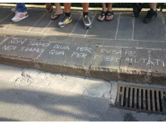 Una scritta su un marciapiede di Fermo durante la manifestazione dei centri sociali
