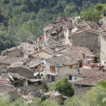 I soccorsi e i Vigili del fuoco a Pescara del Tronto, Ascoli Piceno, al lavoro per liberare dalle macerie persone e cose dopo il terremoto del 24 agosto 2016