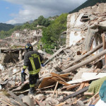 I soccorsi e i Vigili del fuoco a Pescara del Tronto, Ascoli Piceno, al lavoro per liberare dalle macerie persone e cose dopo il terremoto del 24 agosto 2016