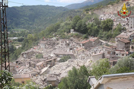 I soccorsi e i Vigili del fuoco a Pescara del Tronto, Ascoli Piceno, al lavoro per liberare dalle macerie persone e cose dopo il terremoto del 24 agosto 2016