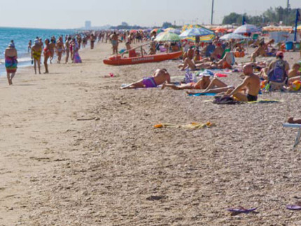 La spiaggia affollata d'estate a Civitanova Marche