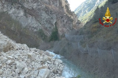 Visso, la strada provinciale 209 Valnerina allagata a causa della frana dovuta al terremoto del 30 ottobre 2016