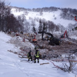 Le operazioni di scavo e soccorso nell'area dell'hotel Rigopiano a Farindola di Pescara