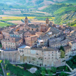 veduta aerea del paese di Cossignano