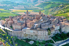 veduta aerea del paese di Cossignano