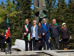 L'omaggio ai caduti durante le celbrazioni del 25 aprile, festa della Liberazione, ad Ascoli Piceno