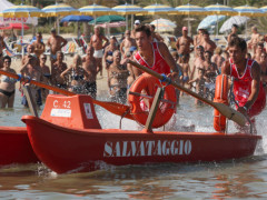 L'impegno dei bagnini di salvataggio in mare durante un'esercitazione a San Benedetto del Tronto