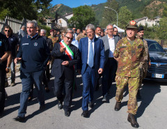 Terremoto, il premier Paolo Gentiloni nelle zone colpite dal sisma. Visita ad Arquata del Tronto