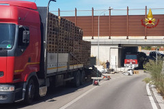 I vigili del fuoco sono dovuti intervenire sulla strada provinciale 34, tra Castelferretti e Camerata Picena, per soccorrere un autocarro in difficoltà