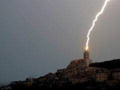 Un fulmine colpisce il campanile del Duomo di Fermo - Foto di Lorenzo Gardone