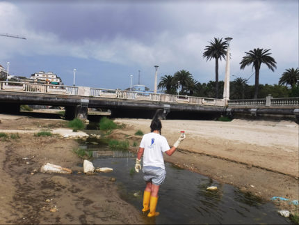 Il prelievo di Legambiente dalle acque dell'Albula a San Benedetto del Tronto