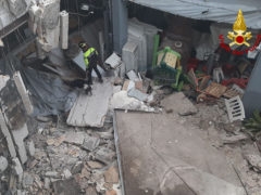 Crollo tetto deposito a Senigallia - intervento Vigili del Fuoco