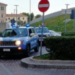 Polizia in piazza Ugo Bassi ad Ancona