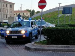 Polizia in piazza Ugo Bassi ad Ancona