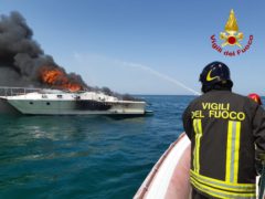 Incendio di un'imbarcazione davanti al porto di Ancona