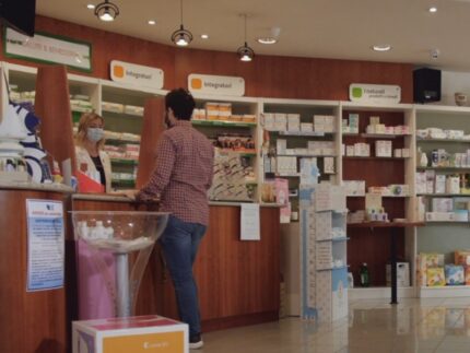 Cliente al banco di una farmacia