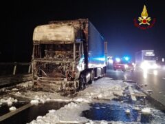 Incendio di un autocarro lungo l'A14