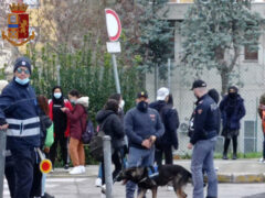 Polizia nelle scuole con le unità cinofile