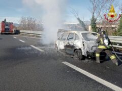 Automobile in fiamme sul raccordo Ascoli-Mare