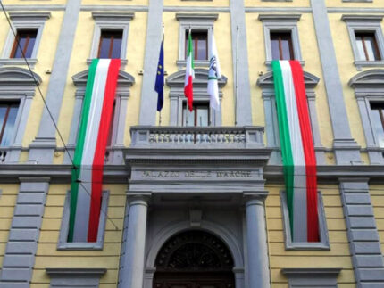 Drappi tricolore su Palazzo delle Marche