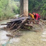 Alberi accatastati lungo il torrente Castellano