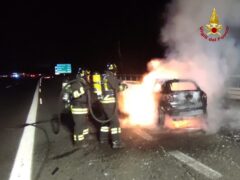 Auto in fiamme lungo l'A14