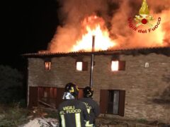 Casolare in fiamme a Terre Roveresche