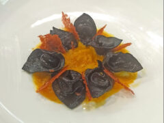 Raviolo al nero, alici e burrata