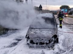 Incendio di un'auto a Porto San Giorgio