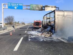 Camion in fiamme sull'Ascoli-Mare