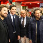 Francesco Acquaroli con i protagonisti del film "Io e te dobbiamo parlare"
