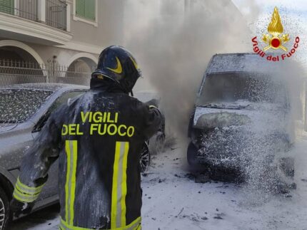 Minibus in fiamme a San Benedetto