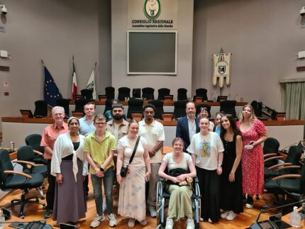 Studenti inglesi in visita all'aula consiliare della Regione Marche