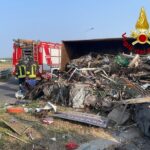 Camion ribaltato a Fano