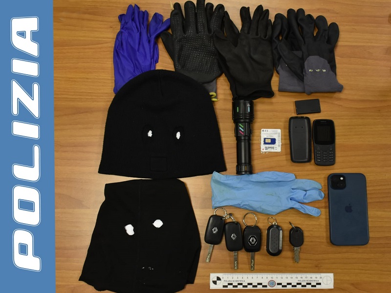 Materiale sequestrato a un individuo arrestato per ricettazione