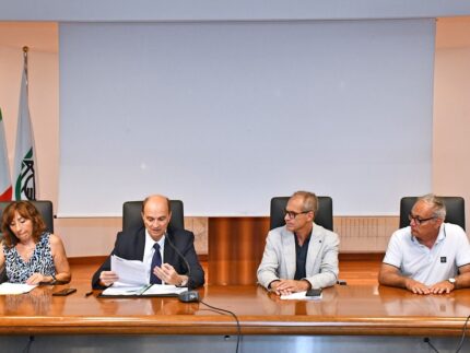 Firma dell'ordinanza sullo stop al lavoro all'aperto